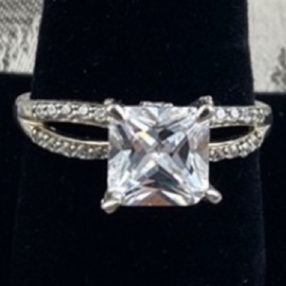 Silver Solitary Stone ring with tiny stones on Band - Picture 1 of 5